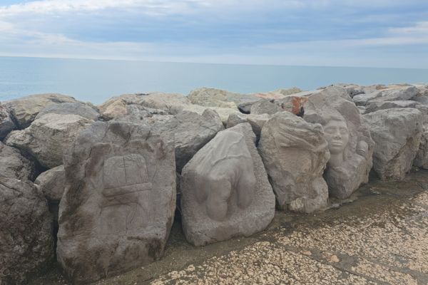 Kunstwerke entlang der Kaimauer